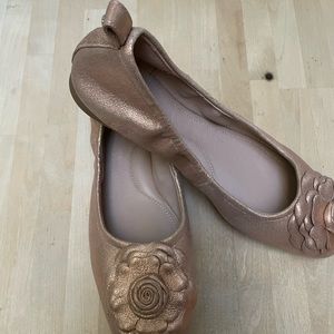 Taryn Rose NWOT metallic rose gold color.